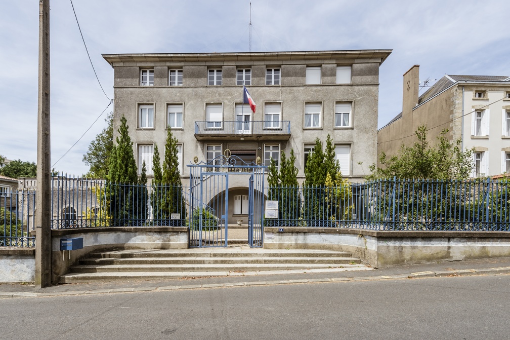 79 Deux Sevres Base Decors Du Ministere De L Interieur P Class Base Line Decouvrez Les Decors Historiques Insolites Et Atypiques En Province A Paris Et En Outre Mer P
